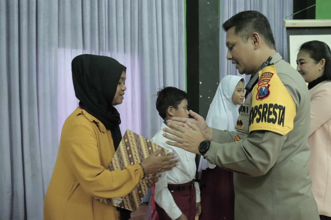 Kapolda Jatim beri bea siswa korban Tragedi Kanjuruhan Kapolda Jatim beri bea siswa korban Tragedi Kanjuruhan