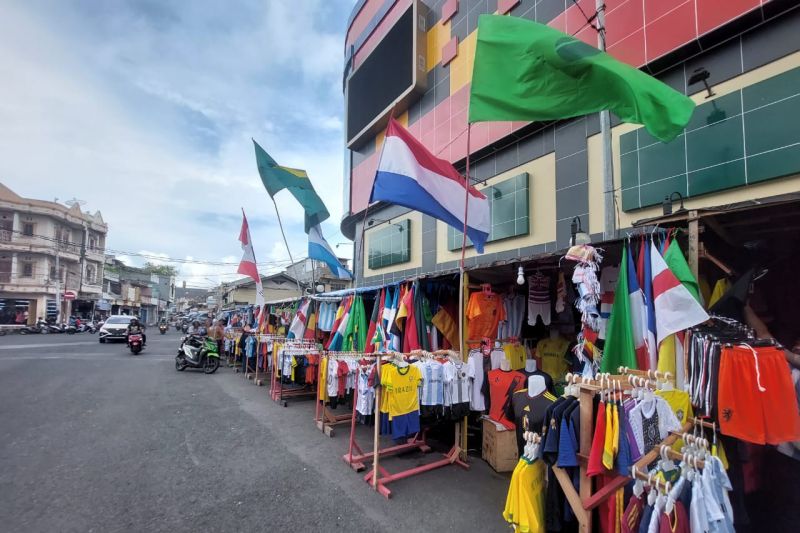 Pedagang musiman di Ternate jual pernak-pernik Piala Dunia