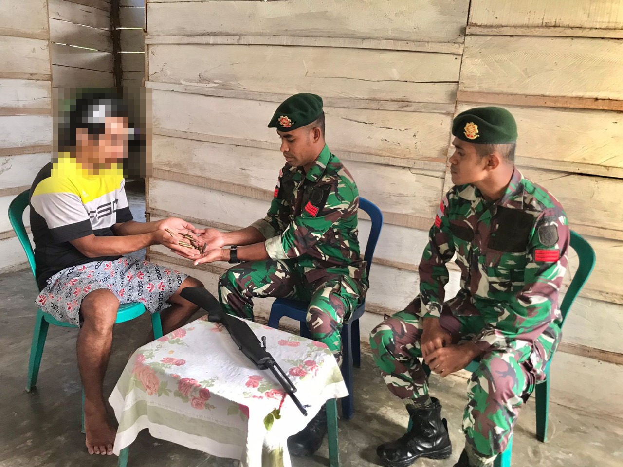 Di Hari Pahlawan, Satgas Yonarmed 1 Kostrad terima senpi rakitan dari warga