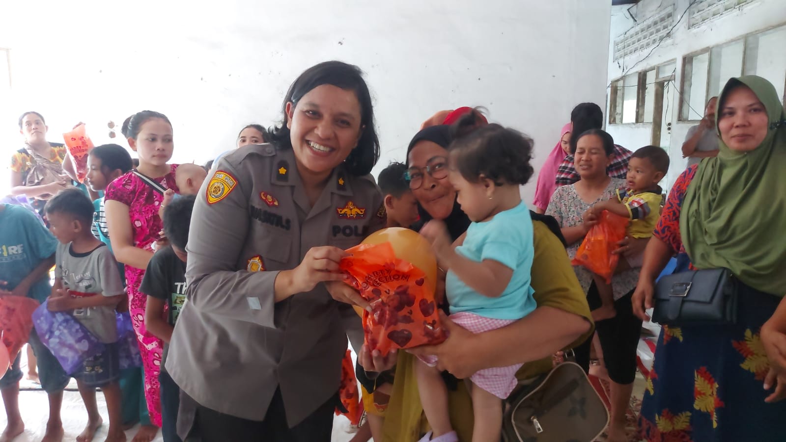 Polwan Polres Langkat berikan trauma healing untuk anak-anak korban banjir Polwan Polres Langkat berikan trauma healing untuk anak-anak korban banjir