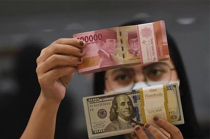 Rupiah Jumat pagi melemah 15 poin