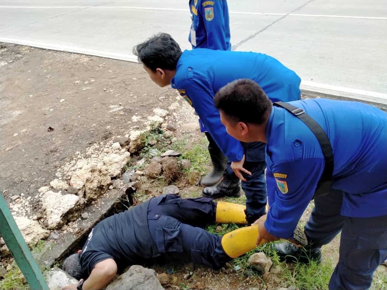 Diacungi jempol, aksi tim Damkar Kudus selamatkan kucing dalam gorong-gorong Diacungi jempol, aksi tim Damkar Kudus selamatkan kucing dalam gorong-gorong