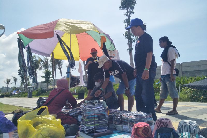 Penjual baju kaos di ajang WSBK raup rizeki Penjual baju kaos di ajang WSBK raup rizeki