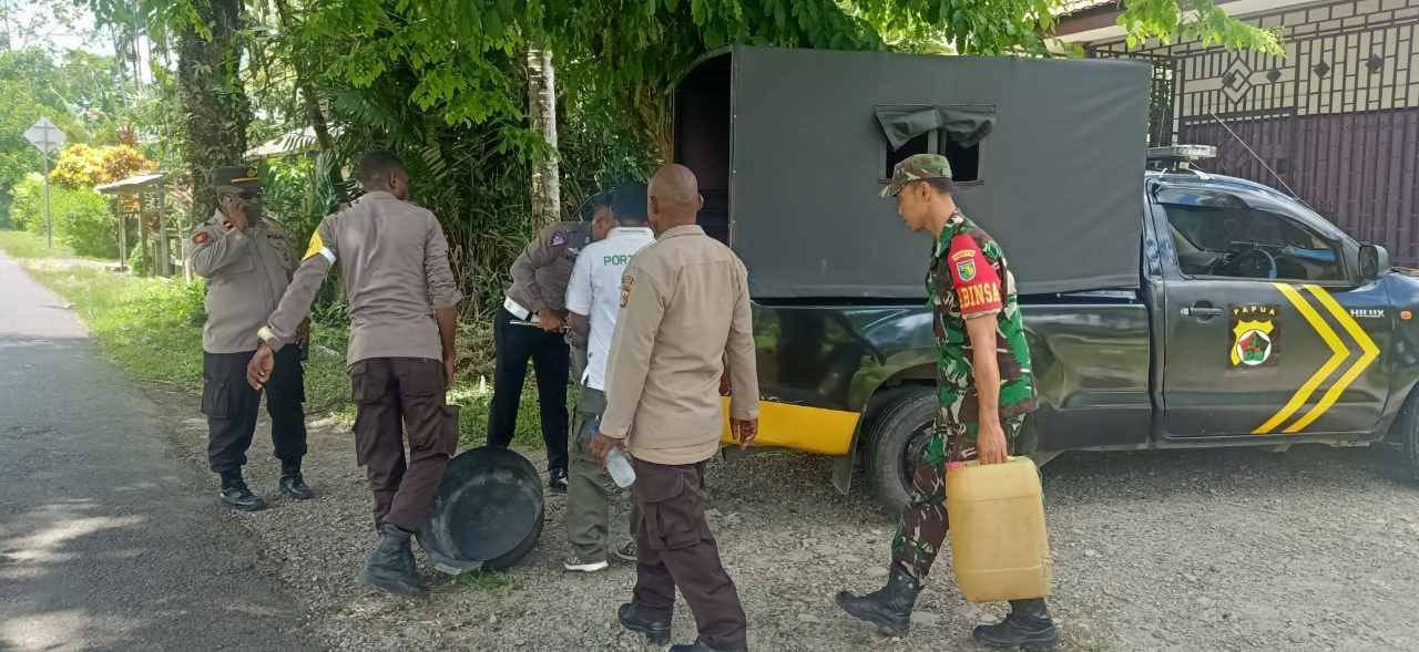 Babinsa Koramil 1710-07/Mapurujaya dan Polsek Mimika Timur sweeping miras lokal Babinsa Koramil 1710-07/Mapurujaya dan Polsek Mimika Timur sweeping miras lokal