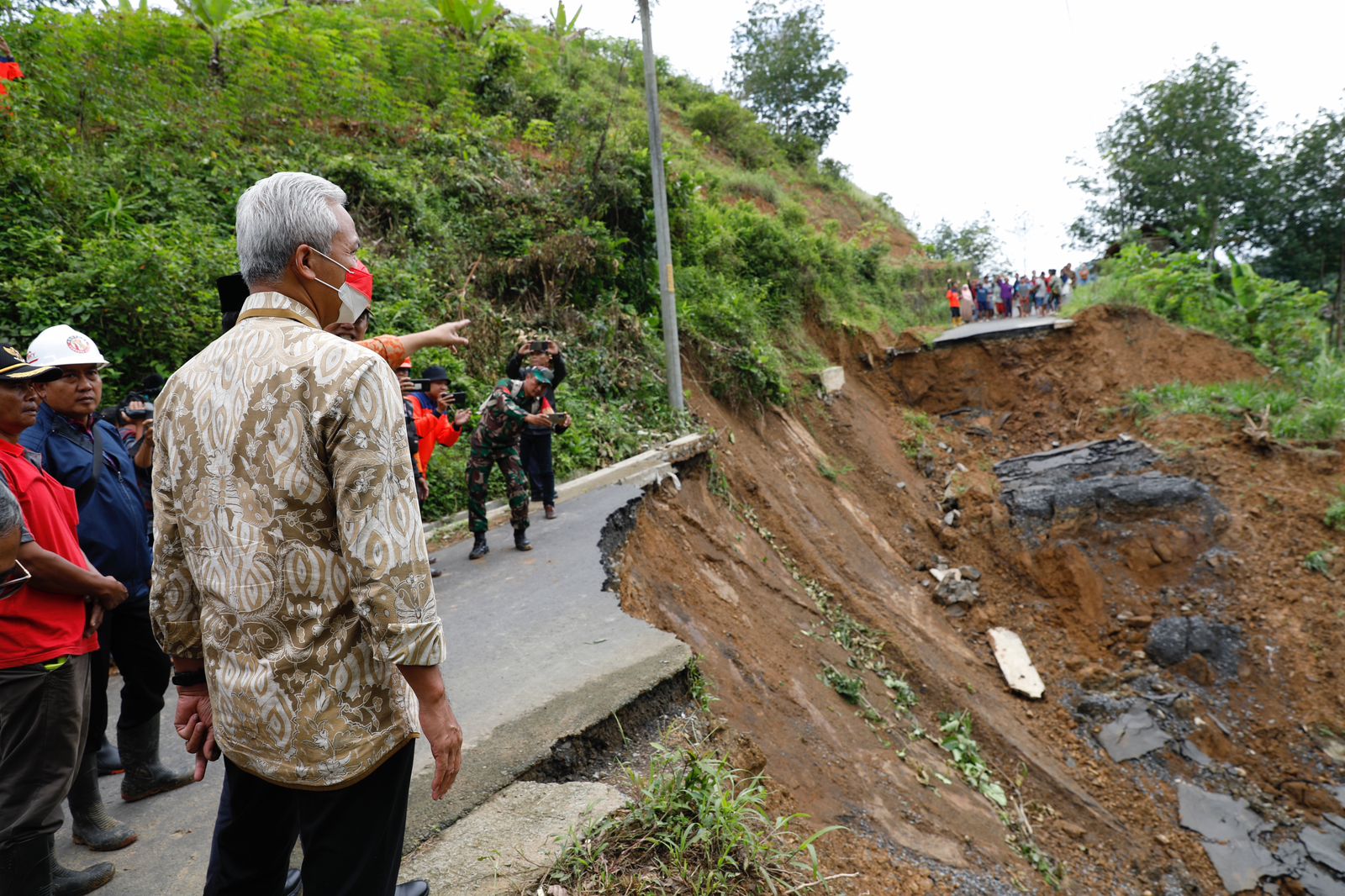Ganjar perintahkan jajarannya segera perbaiki jalur Banyumas-Brebes yang putus akibat longsor Ganjar perintahkan jajarannya segera perbaiki jalur Banyumas-Brebes yang putus akibat longsor