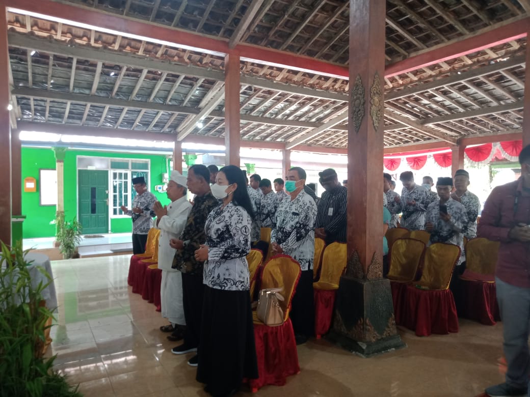 Guru di lereng Merbabu gelar doa bersama untuk korban gempa Cianjur Guru di lereng Merbabu gelar doa bersama untuk korban gempa Cianjur