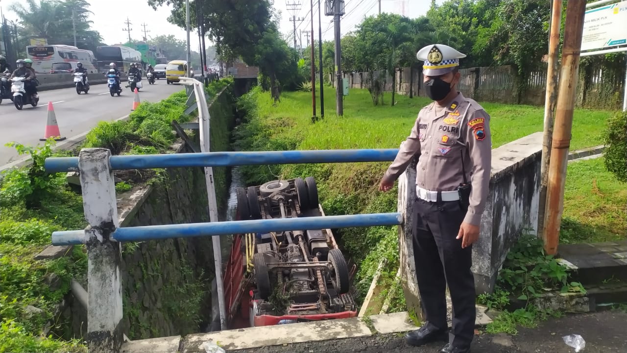 Mengantuk, truk muatan pasir terguling masuk parit Mengantuk, truk muatan pasir terguling masuk parit