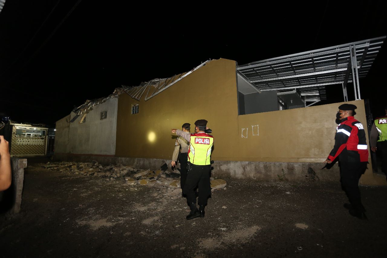 Polda Jabar gelar patroli di permukiman warga terdampak gempa Cianjur Polda Jabar gelar patroli di permukiman warga terdampak gempa Cianjur