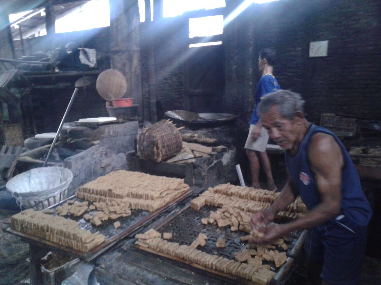 Harga kedelai naik, pengrajin kecilkan ukuran tahu