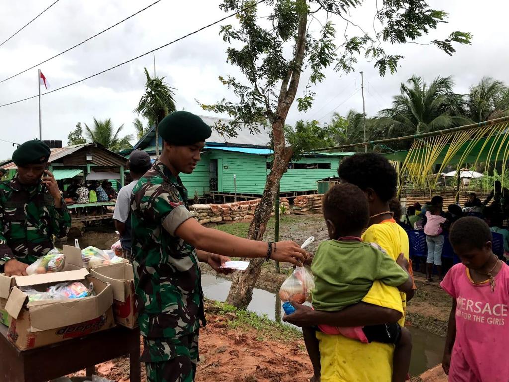 Satgas Yonif Raider 600/Modang berikan pengobatan dan nutrisi gratis untuk masyarakat Satgas Yonif Raider 600/Modang berikan pengobatan dan nutrisi gratis untuk masyarakat