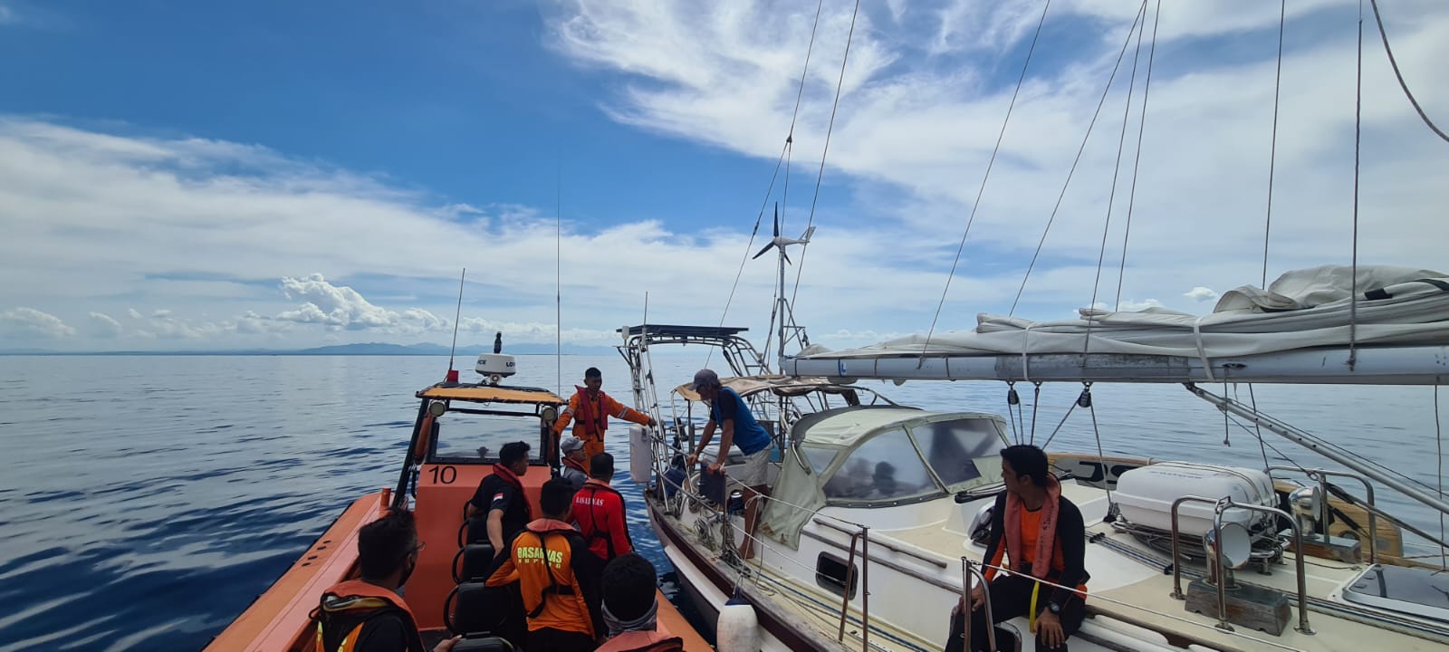 Stasiun Bakamla Kupang evakuasi Yacht New Zealand yang alami kebocoran Stasiun Bakamla Kupang evakuasi Yacht New Zealand yang alami kebocoran