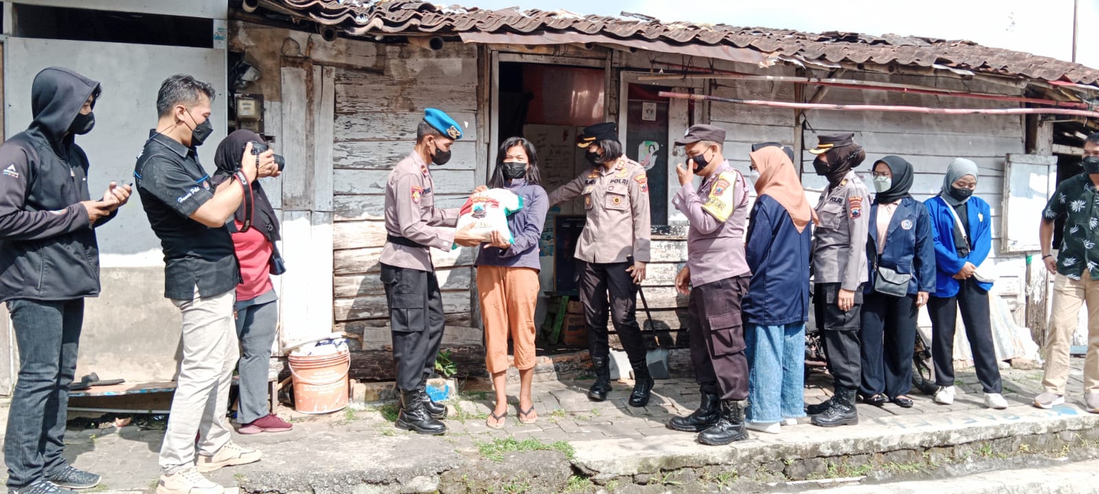 Peduli warga, Kapolres Magelang keliling kampung bagikan bantuan beras