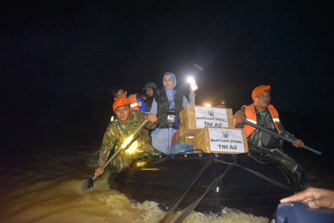 KASAU kirim 1.000 paket sembako untuk korban banjir terisolir di Aceh Utara