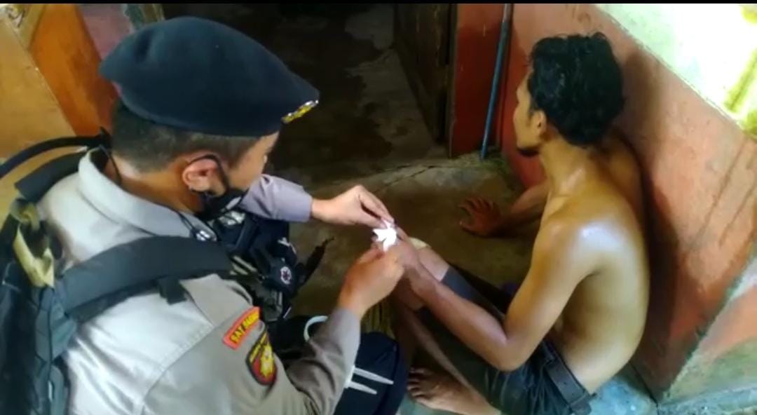 Polri bantu warga alami luka di lokasi banjir Aceh Utara