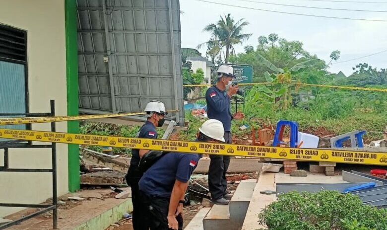 Puslabfor amankan puing tembok usai olah TKP di MTsN 19 Jaksel Puslabfor amankan puing tembok usai olah TKP di MTsN 19 Jaksel