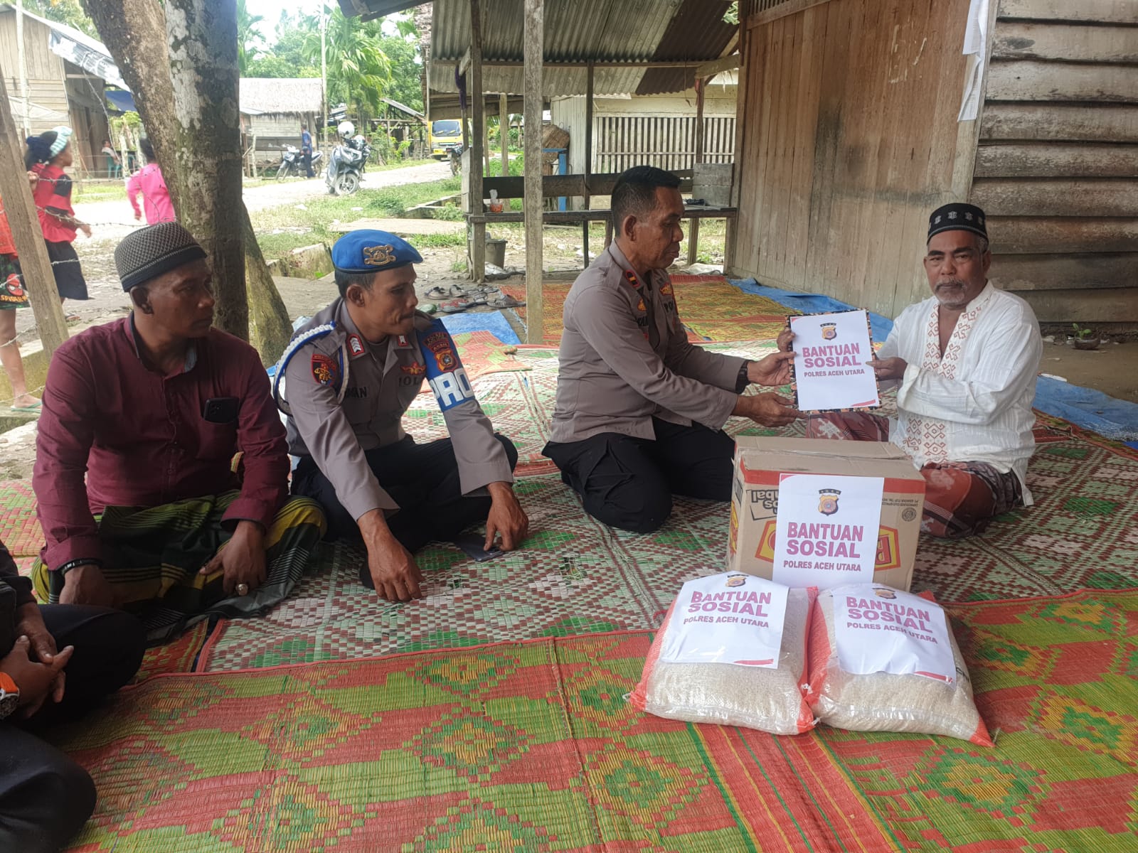 Kapolres Aceh Utara salurkan bantuan untuk keluarga korban disambar petir Kapolres Aceh Utara salurkan bantuan untuk keluarga korban disambar petir