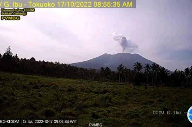 Gunung Ibu di Malut lontarkan kolom abu setinggi 800 meter