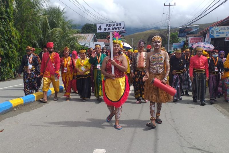 Bupati Jayapura lepas peserta pawai budaya nasional Bupati Jayapura lepas peserta pawai budaya nasional