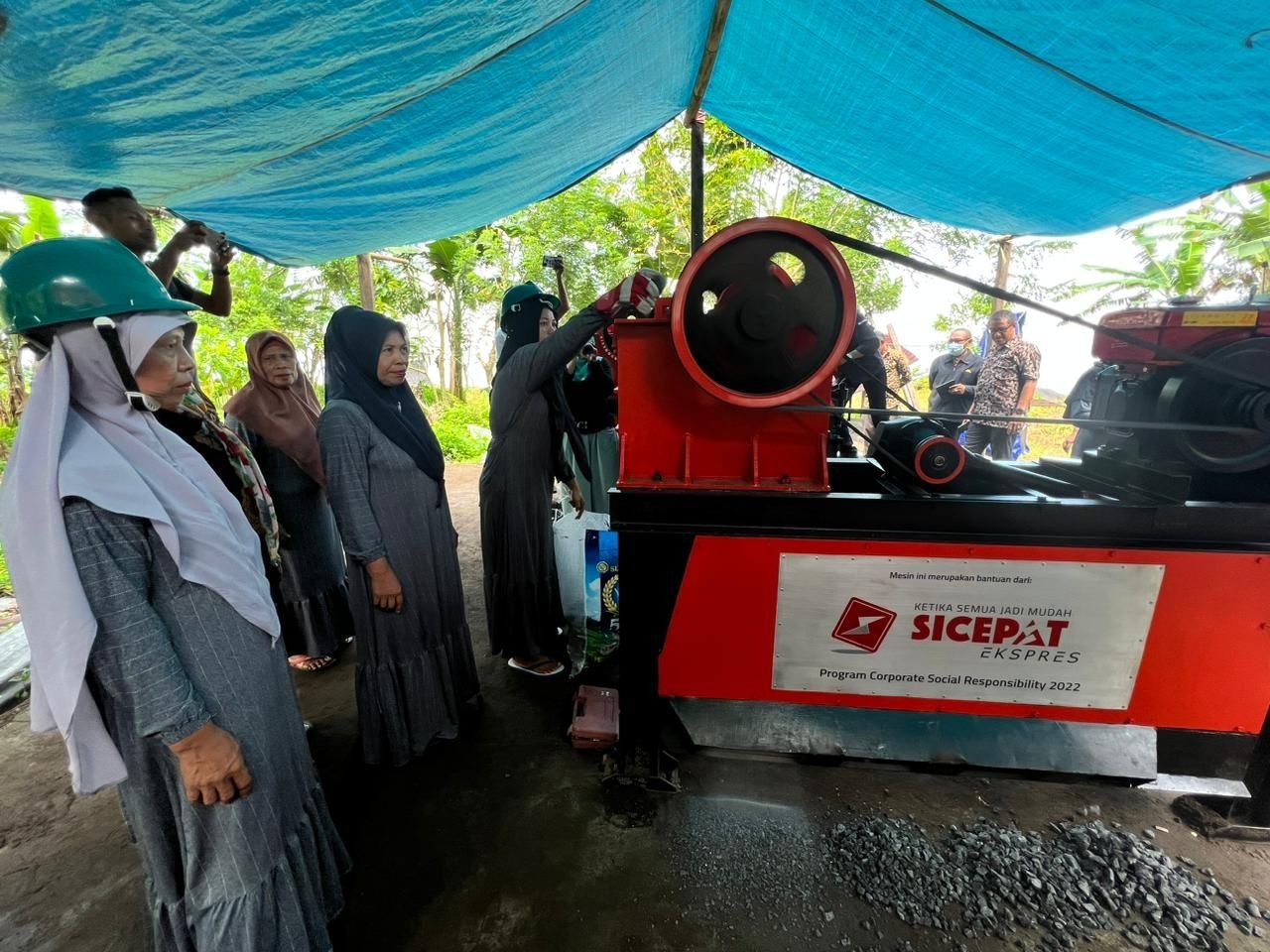 SiCepat Ekspres donasi mesin pencacah batu pada kelompok wanita pemecah batu ‘Yaya Ma Dudara di Ternate