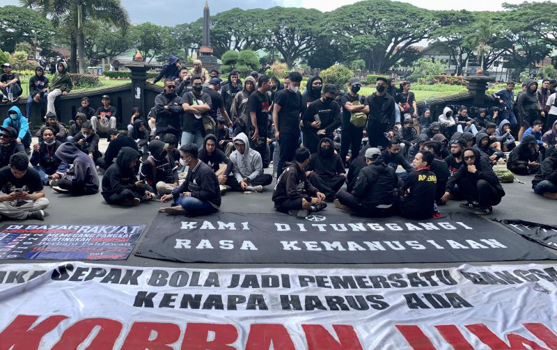 Ratusan Aremania gelar aksi damai di DPRD Kota Malang Ratusan Aremania gelar aksi damai di DPRD Kota Malang