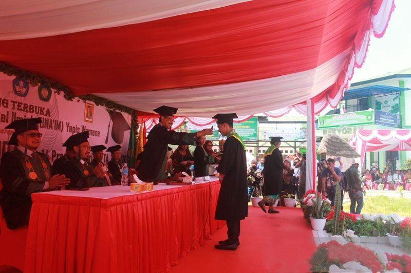 Pemkab Jayapura mengajak 145 wisudawan Unaim jadi pelopor pembangunan Pemkab Jayapura mengajak 145 wisudawan Unaim jadi pelopor pembangunan