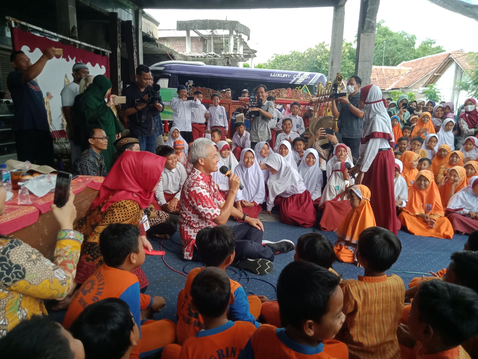Ganjar ajak generasi muda kembangkan seni budaya Ganjar ajak generasi muda kembangkan seni budaya