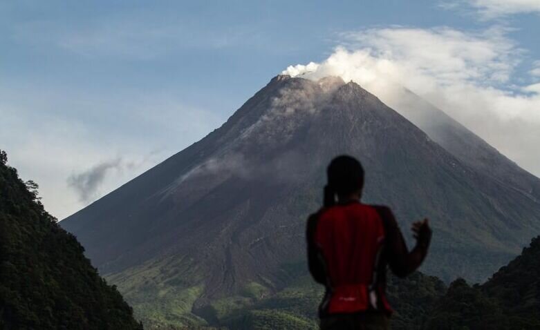 Tinggi kubah lava Gunung Merapi bertambah sekitar satu meter Tinggi kubah lava Gunung Merapi bertambah sekitar satu meter