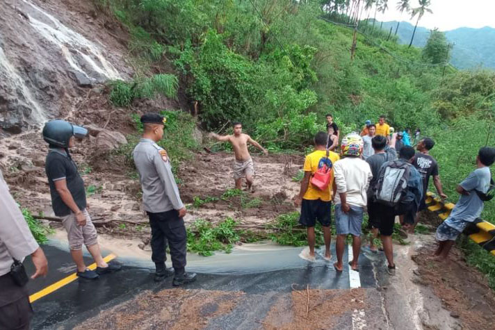Polisi tutup sementara jalur Senggigi-Pemenang akibat longsor Polisi tutup sementara jalur Senggigi-Pemenang akibat longsor