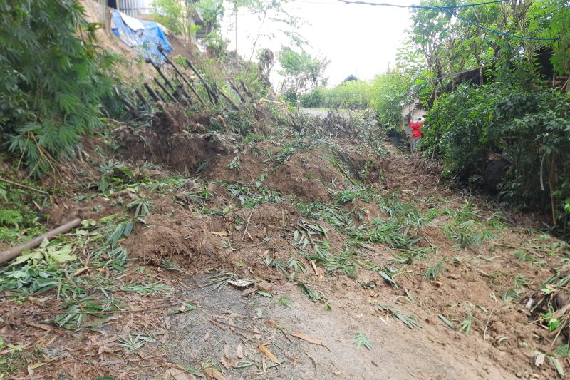 Longsoran tanah menutup bagian jalan antar-kecamatan di Trenggalek