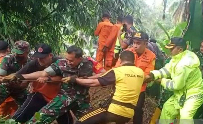 Aparat evakuasi korban tanah longsor di Bangli, Bali