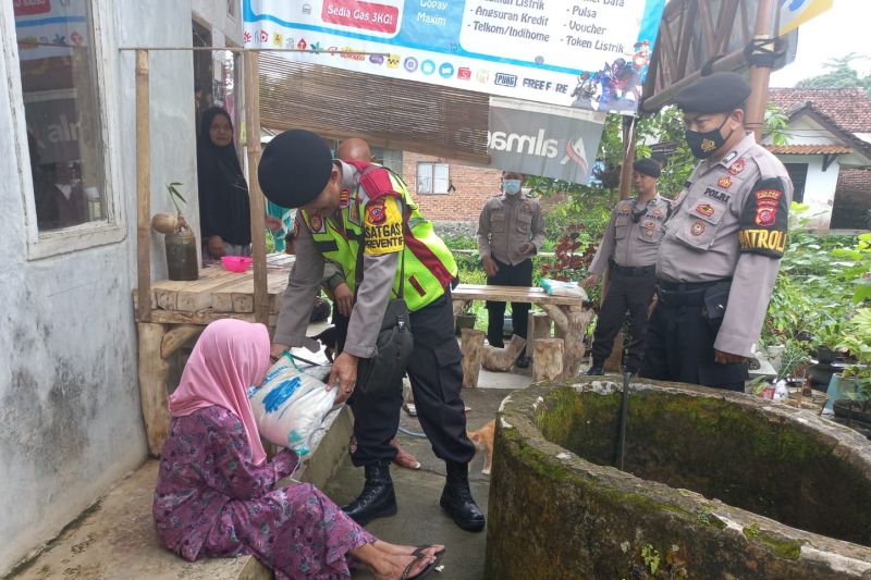 Polres Tasikmalaya Kota salurkan sembako bagi warga kurang mampu Polres Tasikmalaya Kota salurkan sembako bagi warga kurang mampu