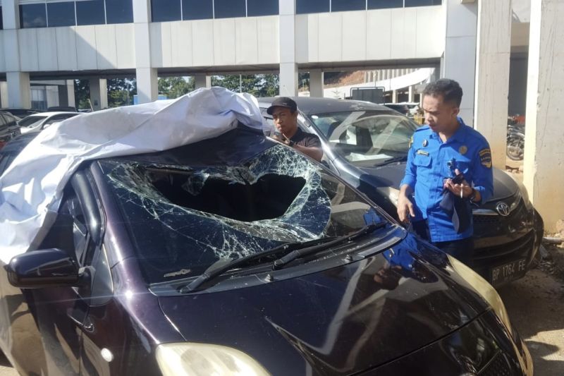 Petugas beri pertolongan warga yang lompat di Pelabuhan Kepri Petugas beri pertolongan warga yang lompat di Pelabuhan Kepri