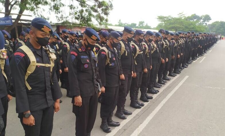 Ribuan polisi mengheningkan cipta di GBLA terkait tragedi Kanjuruhan Ribuan polisi mengheningkan cipta di GBLA terkait tragedi Kanjuruhan