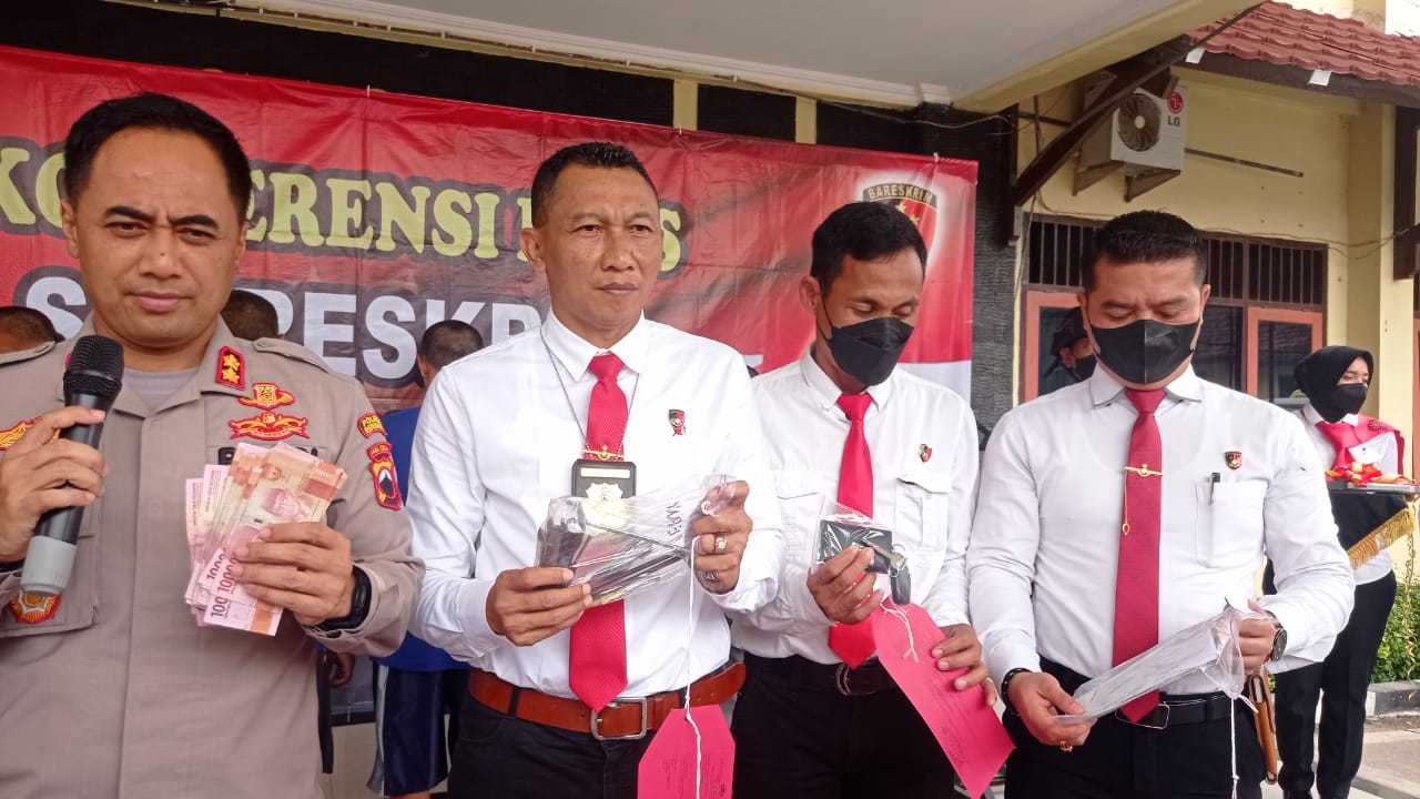 Polres Rembang tangkap sindikat pelaku pencurian truk antar provinsi Polres Rembang tangkap sindikat pelaku pencurian truk antar provinsiÂ