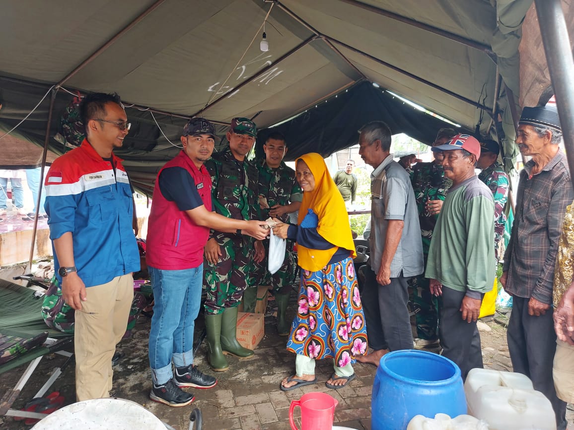 Dandim 0103/Aut dan PT Pertamina salurkan bantuan untuk korban banjir Aceh Utara Dandim 0103/Aut dan PT Pertamina salurkan bantuan untuk korban banjir Aceh Utara