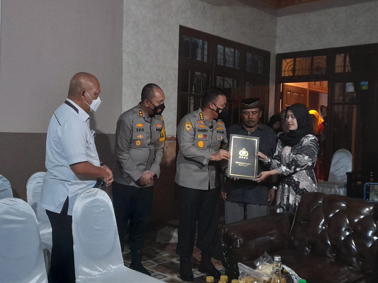 Dua polisi yang gugur saat tugas di Stadion Kanjuruhan dapat penghargaan Dua polisi yang gugur saat tugas di Stadion Kanjuruhan dapat penghargaan