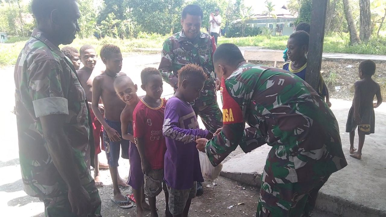 Babinsa Koramil 1710-07/Mapurujaya bagikan makanan untuk anak Papua  