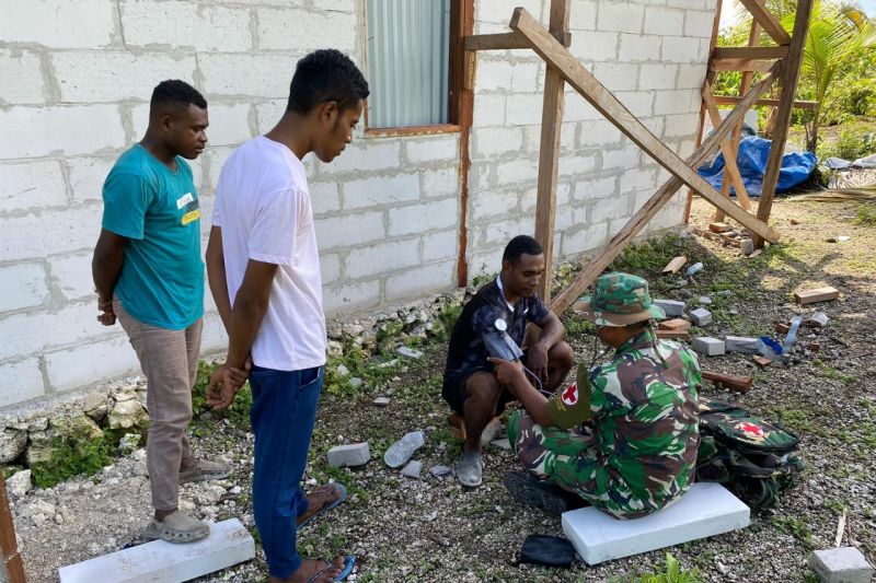 Satgas TMMD Biak Numfor lakukan pemeriksaan kesehatan warga