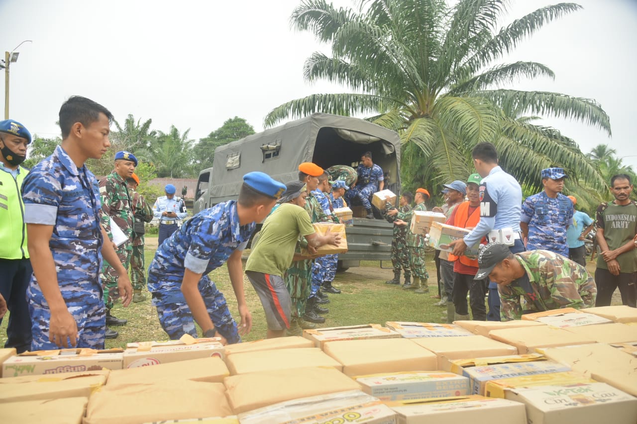 TNI AU kembali distribusi 500 paket bantuan untuk korban dampak banjir di Aceh Utara TNI AU kembali distribusi 500 paket bantuan untuk korban dampak banjir di Aceh Utara