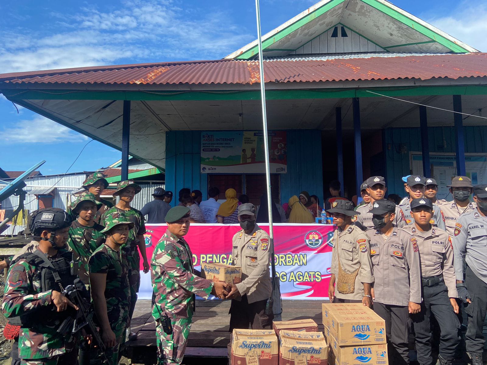 Satgas Yonif Raider 600/Modang serahkan bantuan logistik untuk korban kebakaran Agats