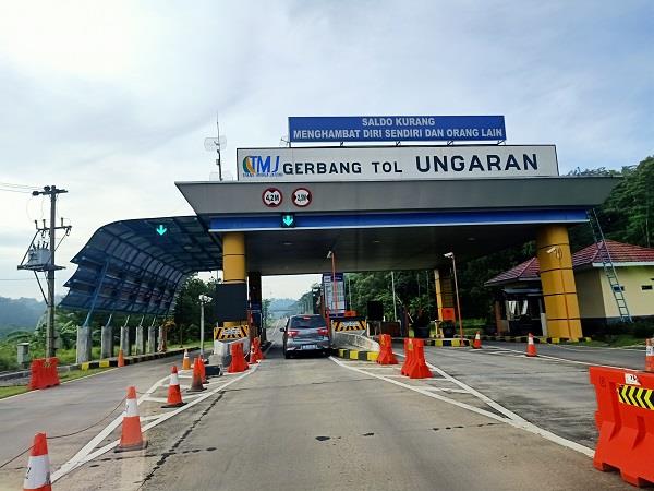 Hati-hati melintas di Tol Ungaran - Semarang: Empat mobil jadi korban pelemparan batu Hati-hati melintas di Tol Ungaran - Semarang: Empat mobil jadi korban pelemparan batu