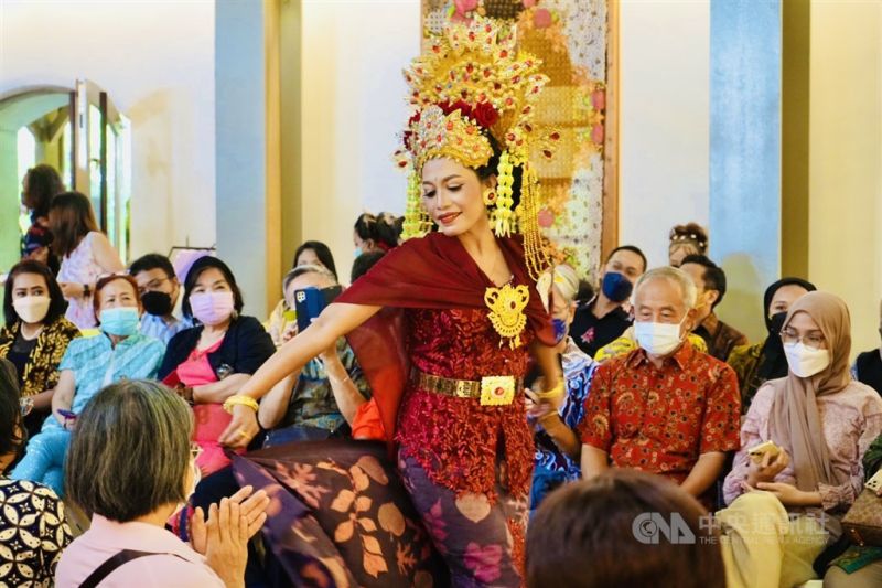 Peragaan busana batik WNI tuai sambutan hangat media Taiwan Peragaan busana batik WNI tuai sambutan hangat media Taiwan