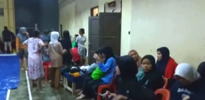 Puluhan warga di Kecamatan Purabaya Sukabumi mengungsi akibat banjir Puluhan warga di Kecamatan Purabaya Sukabumi mengungsi akibat banjir