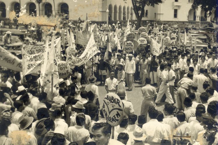 17 Oktober 1952: Saat para perwira TNI AD arahkan moncong meriam ke Istana 17 Oktober 1952: Saat para perwira TNI AD arahkan moncong meriam ke Istana