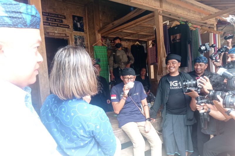 Sandiaga borong produk warga Badui Sandiaga borong produk warga Badui