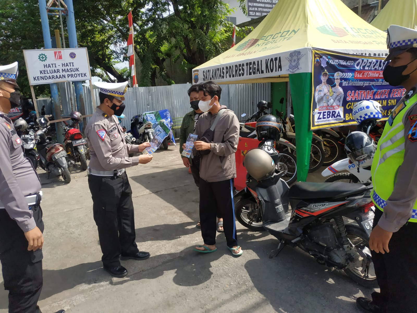 Satlantas Polres Tegal Kota bagikan stiker dan leaflet pada Operasi Zebra Candi 2022 