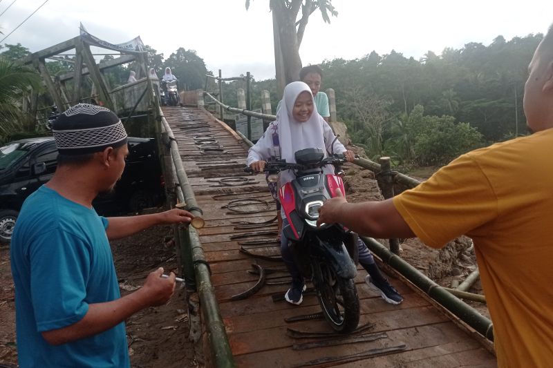 Warga Lebak terisolasi akibat jembatan Cimadur longsor Warga Lebak terisolasi akibat jembatan Cimadur longsor