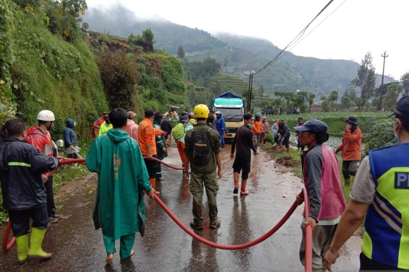Hujan sebabkan tanah longsor di Wonosobo dan Purworejo Hujan sebabkan tanah longsor di Wonosobo dan Purworejo