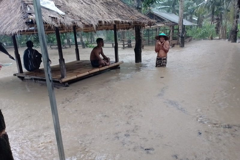 Puluhan rumah warga di Lombok Tengah terendam banjir Puluhan rumah warga di Lombok Tengah terendam banjir