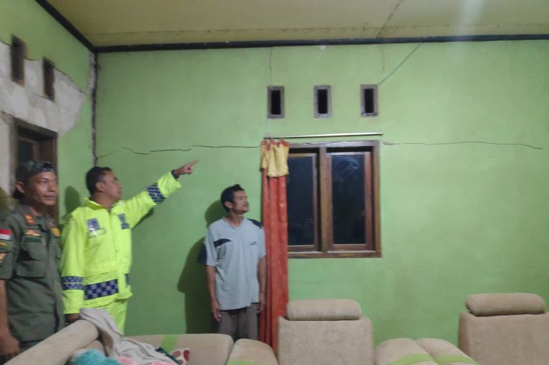 Tujuh rumah dan satu sekolah di Lebak rusak akibat gempa Tujuh rumah dan satu sekolah di Lebak rusak akibat gempa